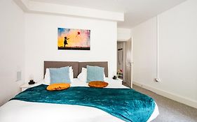 The Sand Bank - Flat 1, Cosy, Central Bournemouth, Sleeps 4, 7 Min From The Beach, Pet Friendly, Parking, Wifi, Kitchen,Washer,Private Exit