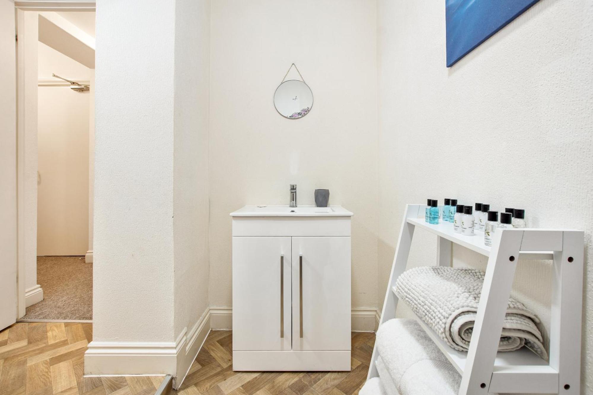 The Sand Bank - Flat 1, Cosy, Central Bournemouth, Sleeps 4, 7 Min From The Beach, Pet Friendly, Parking, Wifi, Kitchen,Washer,Private Exit Exterior photo