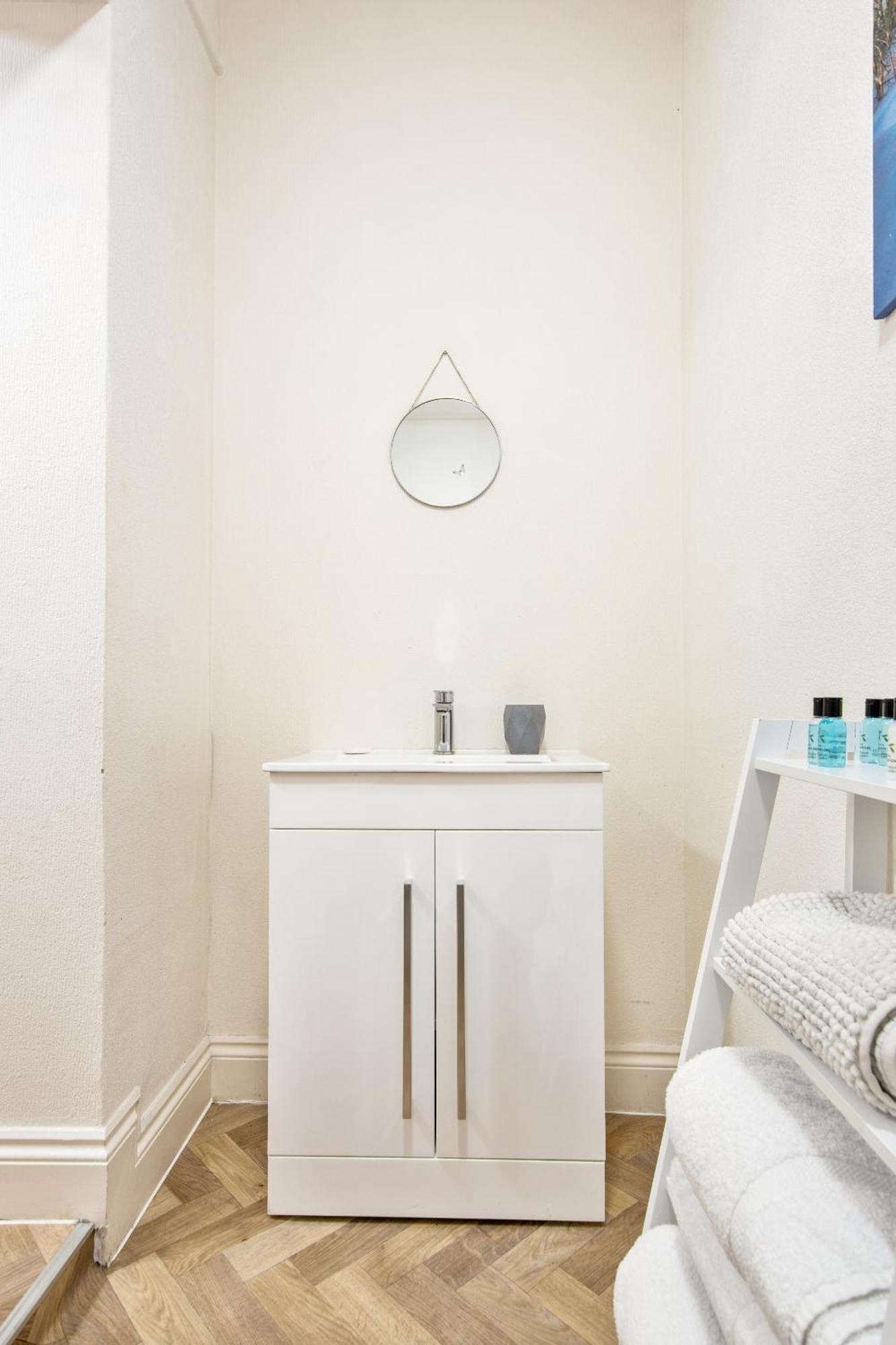 The Sand Bank - Flat 1, Cosy, Central Bournemouth, Sleeps 4, 7 Min From The Beach, Pet Friendly, Parking, Wifi, Kitchen,Washer,Private Exit Exterior photo