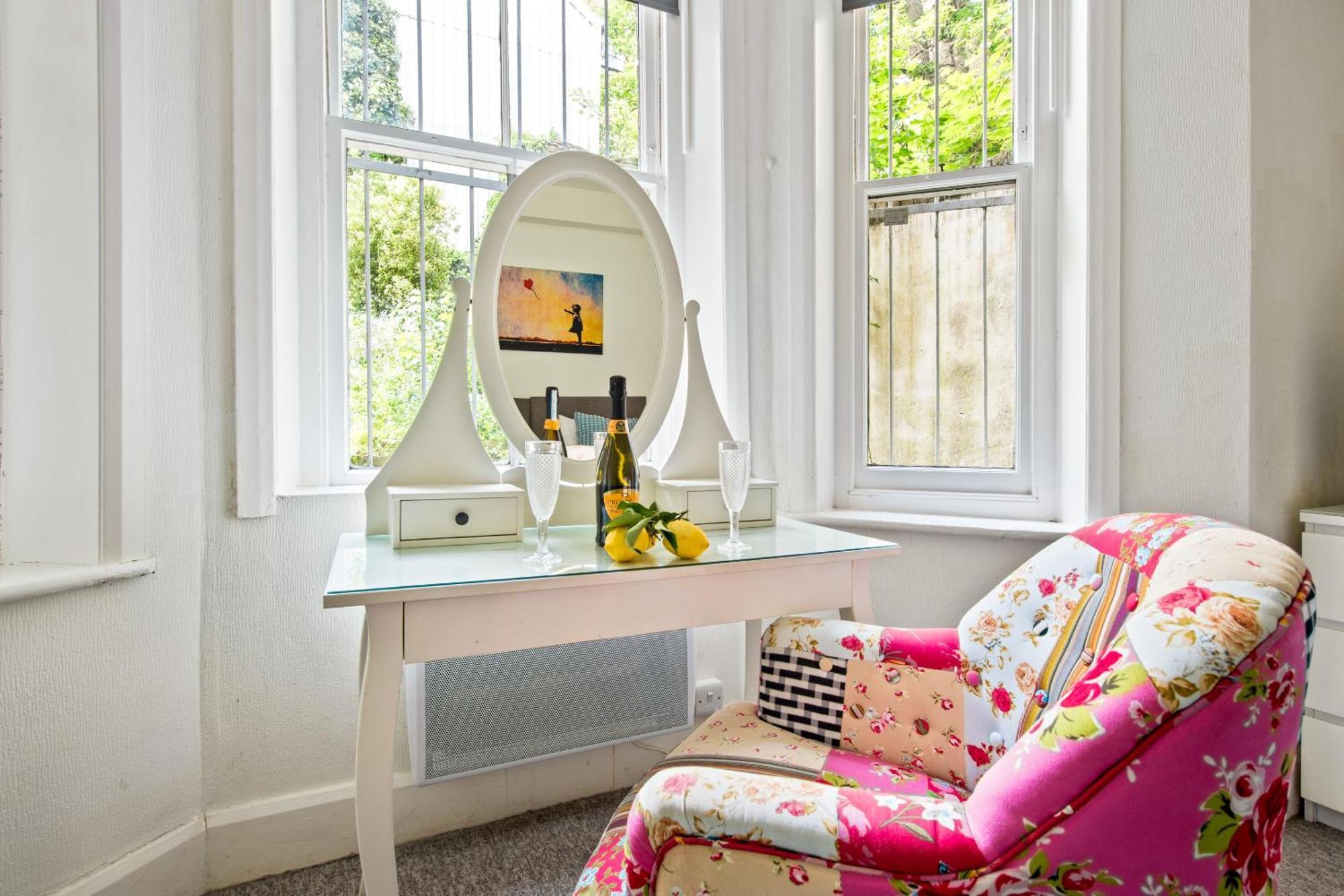 The Sand Bank - Flat 1, Cosy, Central Bournemouth, Sleeps 4, 7 Min From The Beach, Pet Friendly, Parking, Wifi, Kitchen,Washer,Private Exit Exterior photo